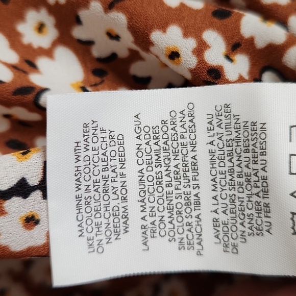 CAbi Folklore Floral Lark Top Size M NWT - Picture 14 of 14